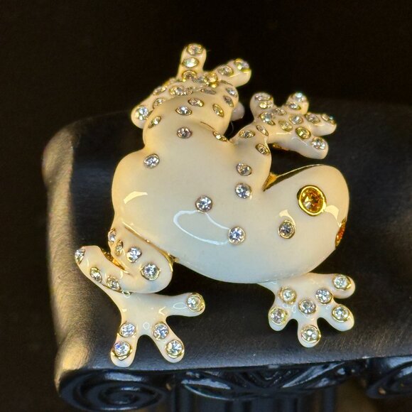 Vintage Rare Joan Rivers Thailand White Enamel & Crystal Frog Brooch - Picture 2 of 3